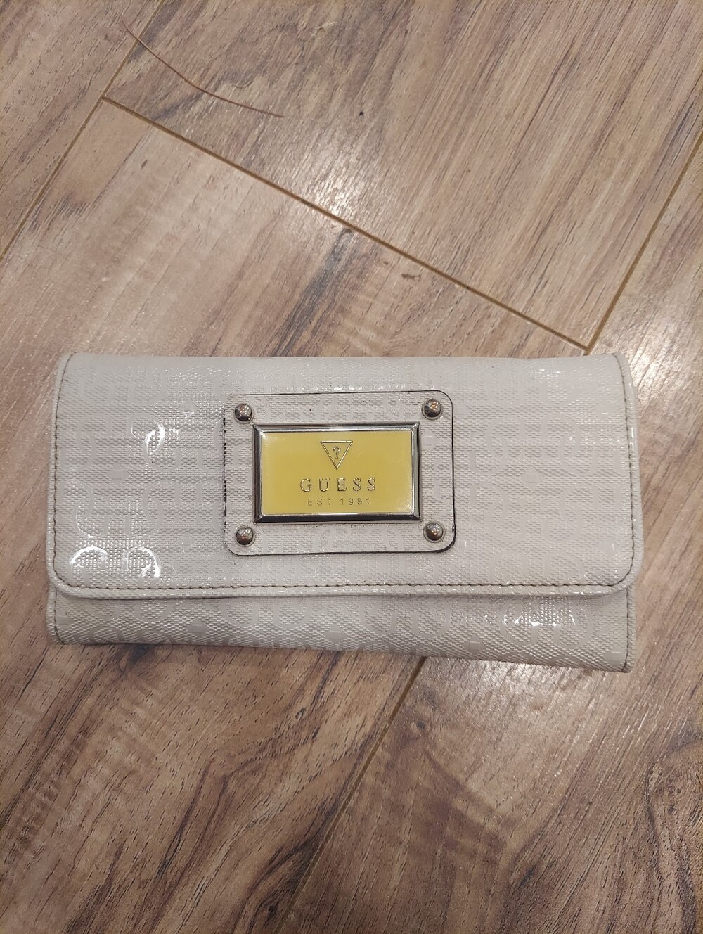 Vintage GUESS Cream Patent Leather Trifold Wallet Clutch Card Holder Gold Logo